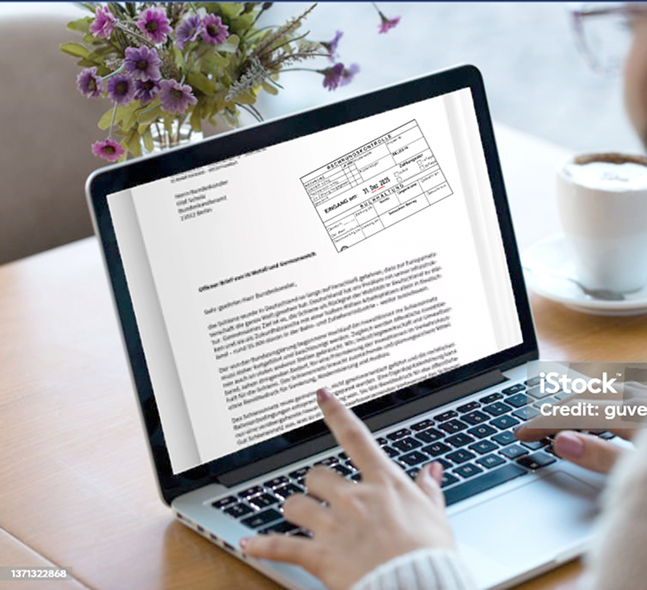 Laptop mit Stempel auf dem Display
