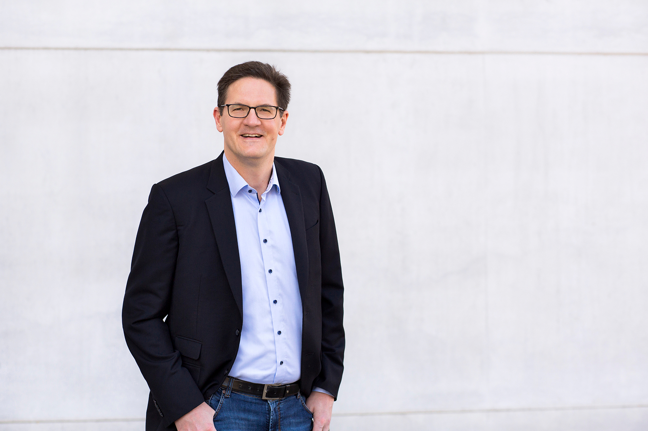 Portrait Foto von Michael Wörner vor einer Betonwand
